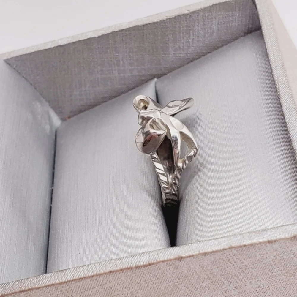 Silver Bow Ring - Picture 2 of 7